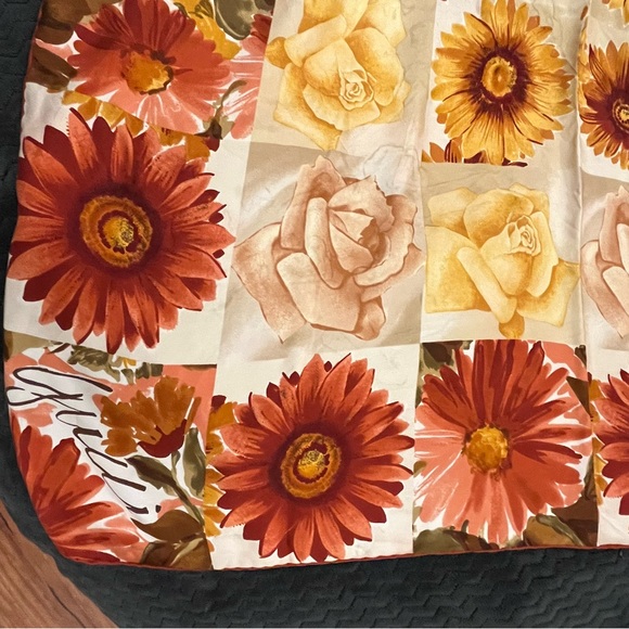 Gucci 100% Silk Scarf Flower Motif Autumn Colors - Picture 4 of 6